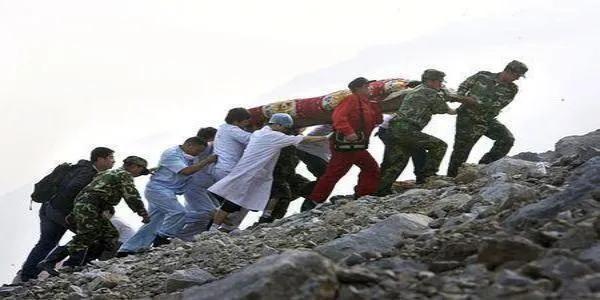汶川地震救同学的英雄小男孩现状,汶川地震中救了多少人的小英雄