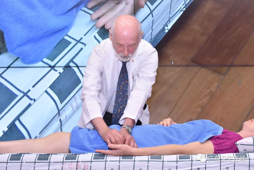 洋医生献宝杏林!能治疼痛哮喘,还可无创“打针”……中医特色疗法走向国际