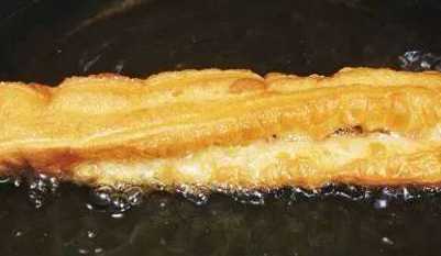 油条怎么做好吃又松软酥脆简单,油条的家常做法又软又酥