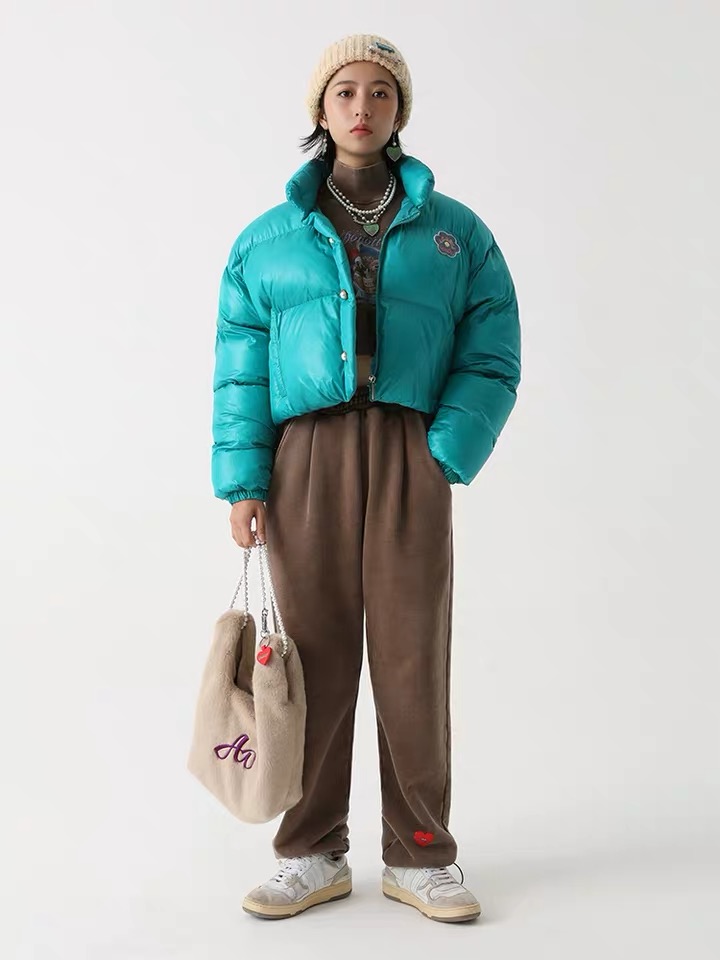 白色长款羽绒服搭白色短靴好看么,今年穿羽绒服就别配短靴了