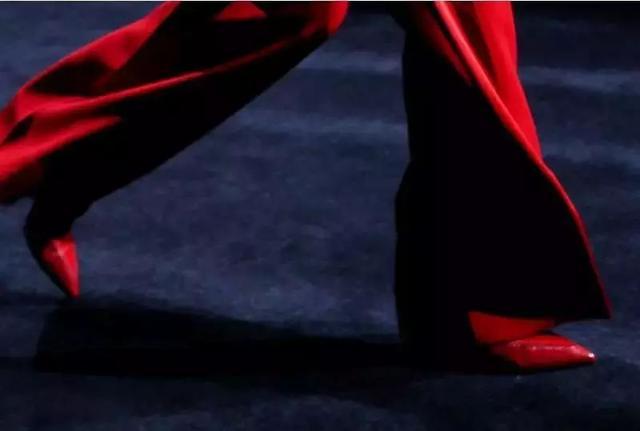 ep雅莹走秀2019,ep雅莹黑裙子