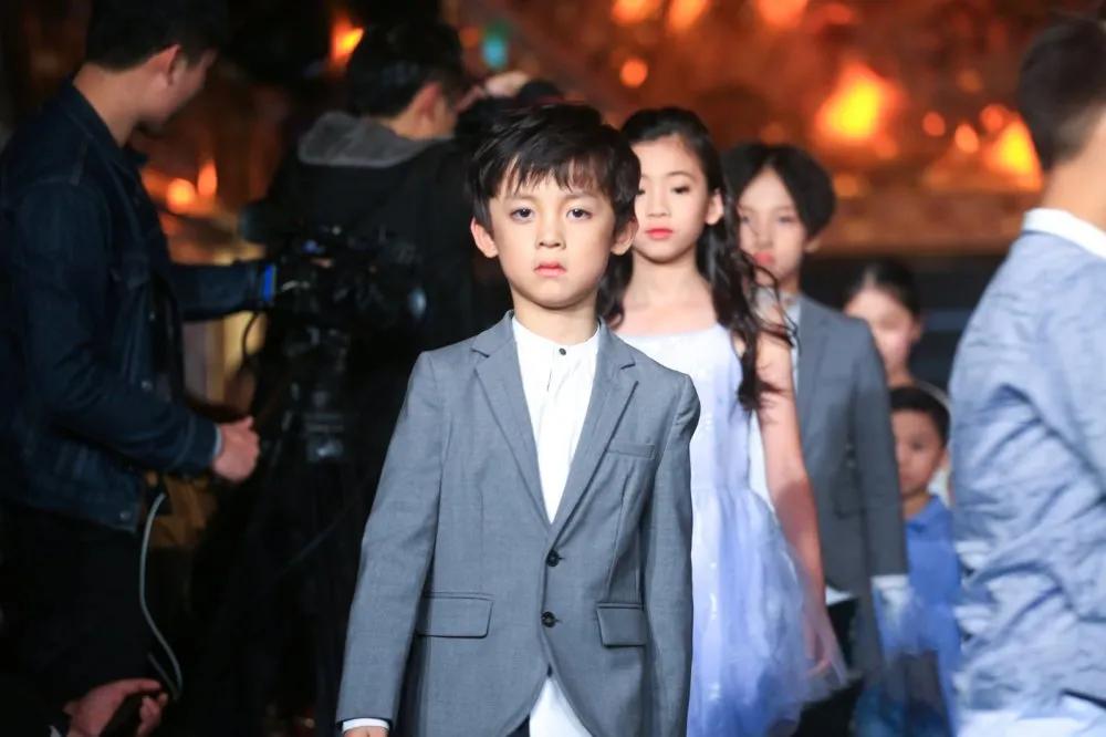 童模走秀基本功训练男孩,童模中级走秀教学动作考核