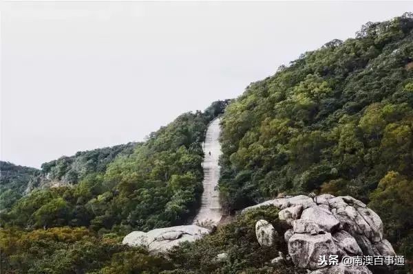 登上山顶鸟瞰全景,汕头濠江山顶看海