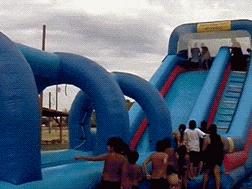 搞笑gif段子：这伴娘真胆肥呀，居然还敢这样堵门