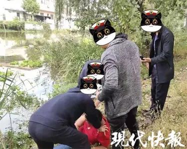 民警狂追1公里将吸毒男子累瘫,缉毒民警冒死抓毒贩被拖行20多米