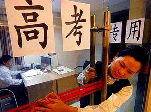 家长为了高考也是拼了,家长为了高考不择手段