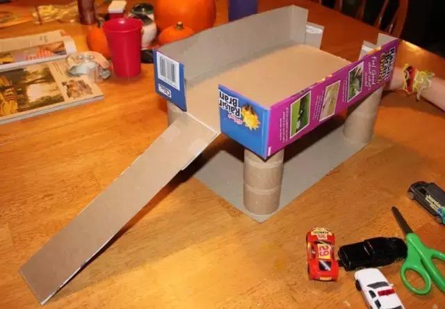 纸箱手工环创作品幼儿,纸箱环创制作大全