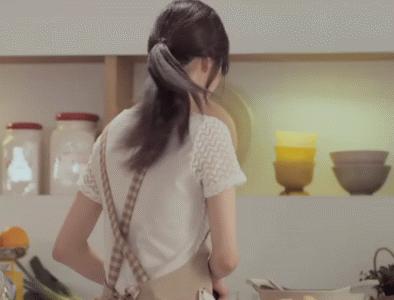 女人的一生都给了柴米油盐,女人一生都在厨房中奔波