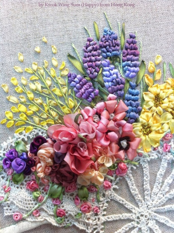 最新流行的十字手工刺绣,两条丝带绣的立体花瓣绣教程