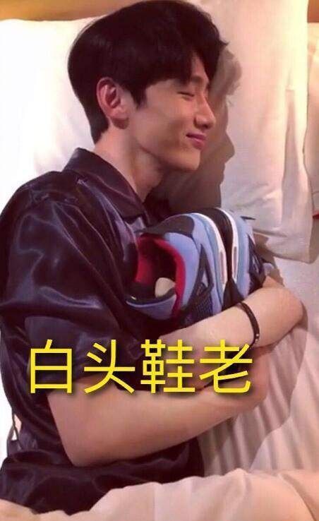 白敬亭穿的安踏粉色篮球鞋是哪双,白敬亭打篮球上海安踏活动背影