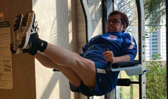 谭咏麟被围堵合影,谭咏麟被吓到视频