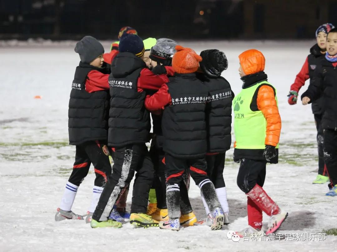 雪地快乐踢球,冰天雪地足球
