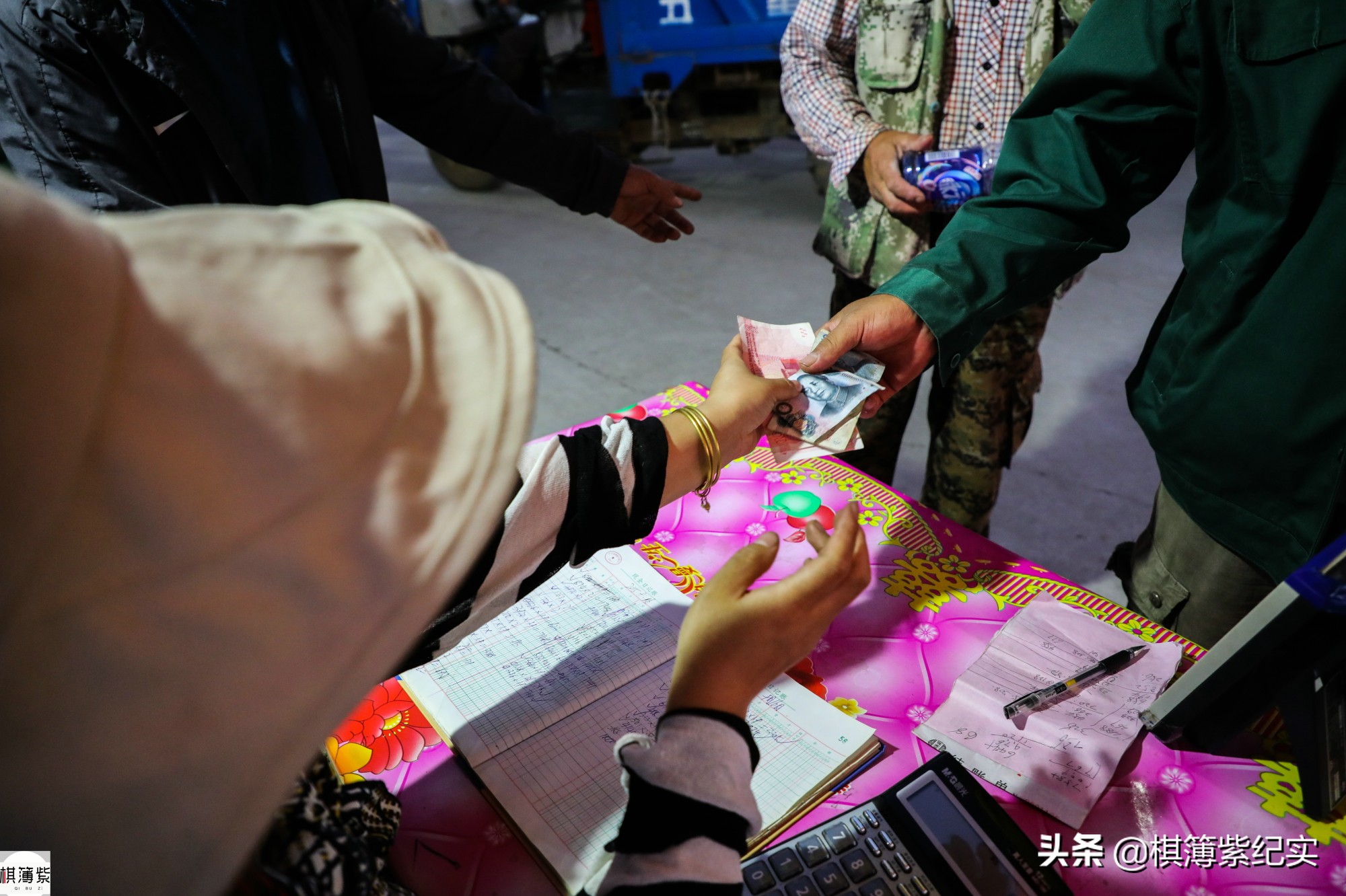 百元钞票每天要数一万张！想扫码？不行，卖板栗的农民只认现金