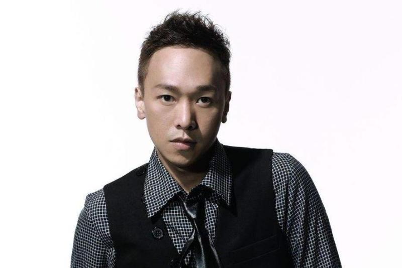 黄贯中转头看向黄家驹图片,黄贯中还会和黄家强追忆家驹么