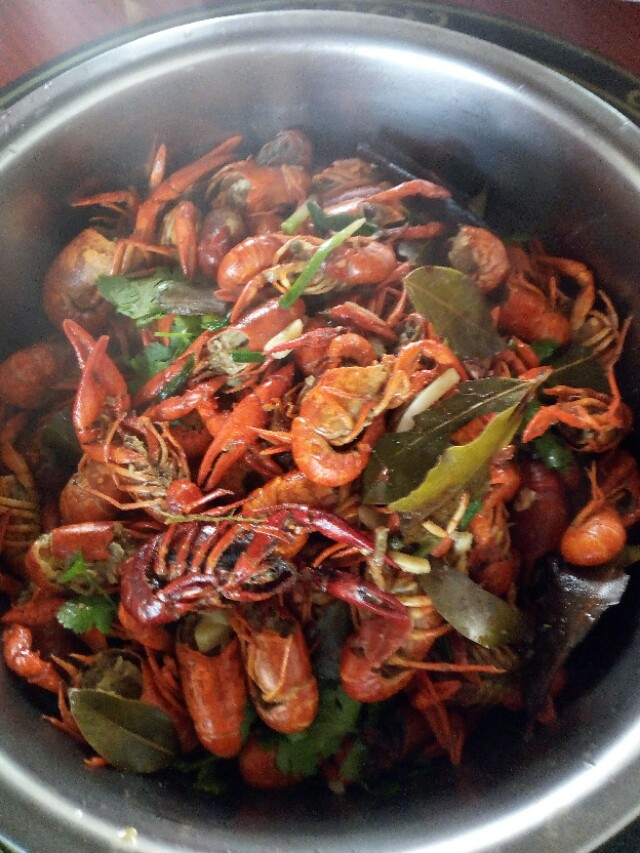 家里没矿，有池塘！湖北农村人家吃小龙虾大餐，网友直呼太壕了！