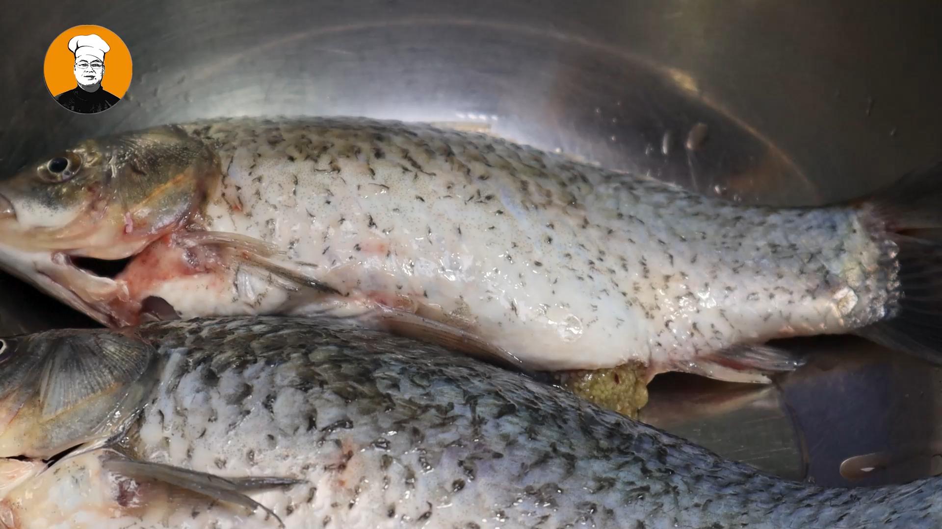 把一整条鱼扔进电饭锅里太香了,把一整条鱼放进电饭锅中