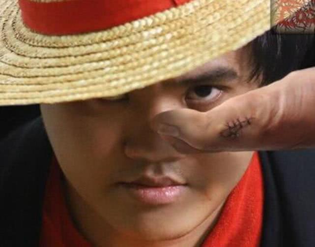 泰国小哥用脚cos,国外漫展神级cos二挡路飞