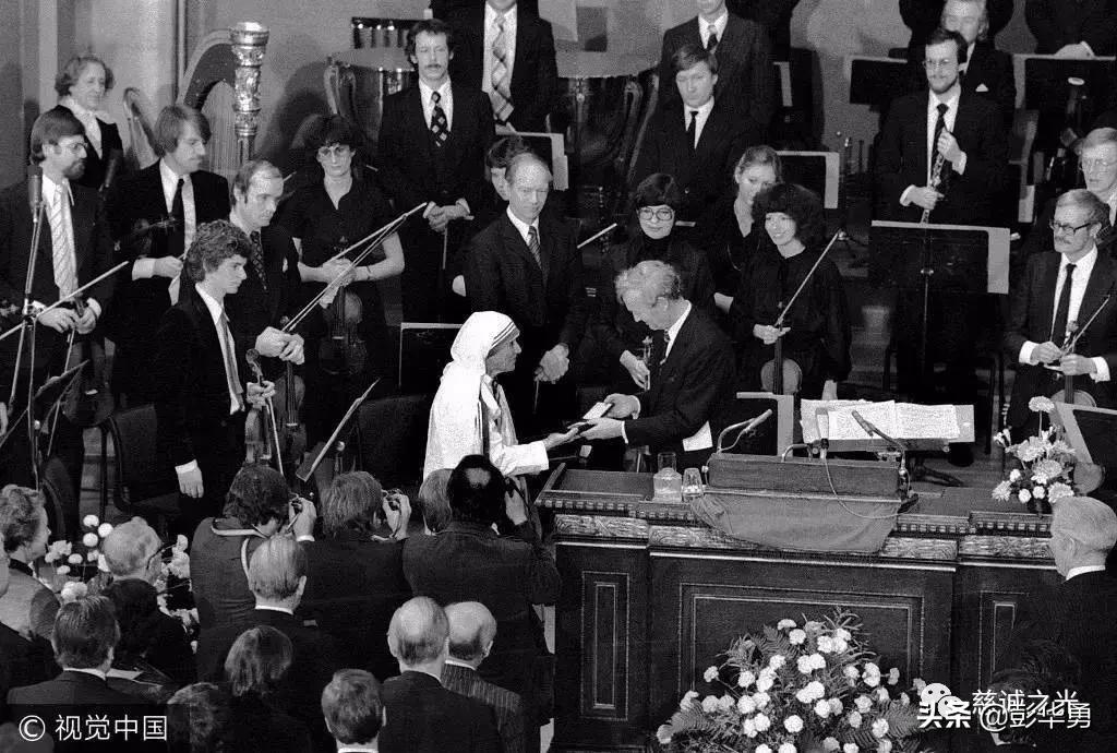 一个让世界停止战争，连总统都为其下跪的女人，我们必须铭记