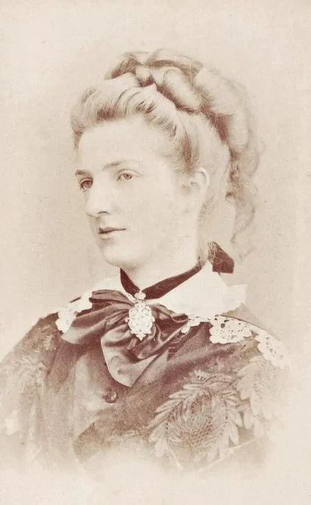 优雅王后因珍珠而闻名，却被国民记成一款披萨