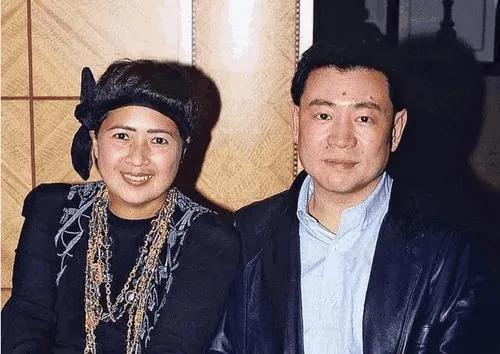 夹在贾琏和凤姐之间的人,夹在男人中间的女人