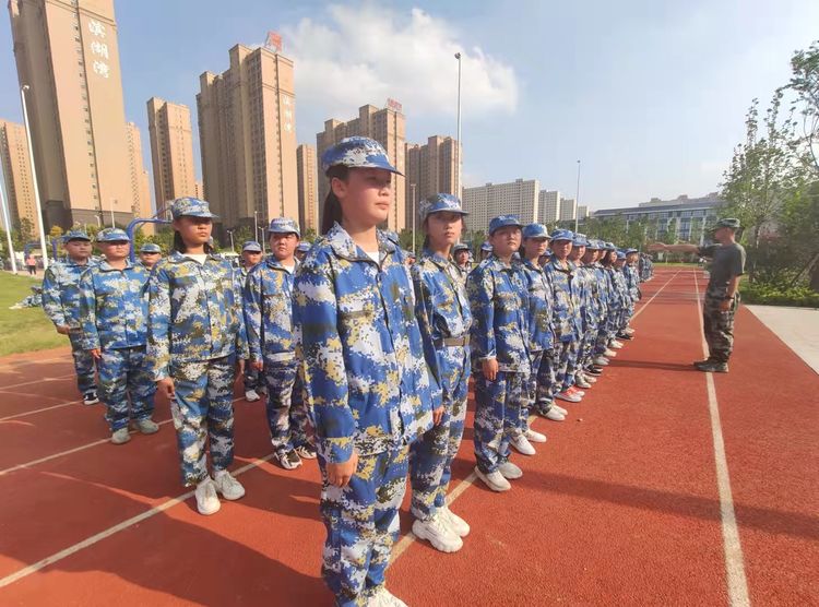 青春在磨砺中成长新高一军训,青春飞扬军训