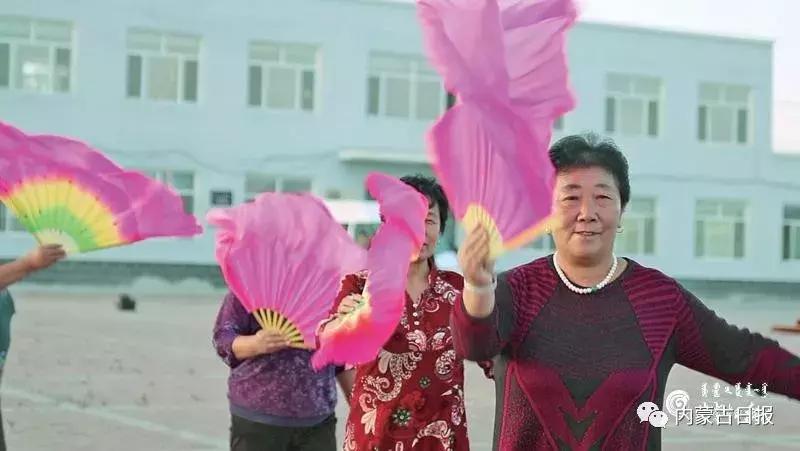 74岁老夫妻脱贫后生活,80后自力更生的小夫妻