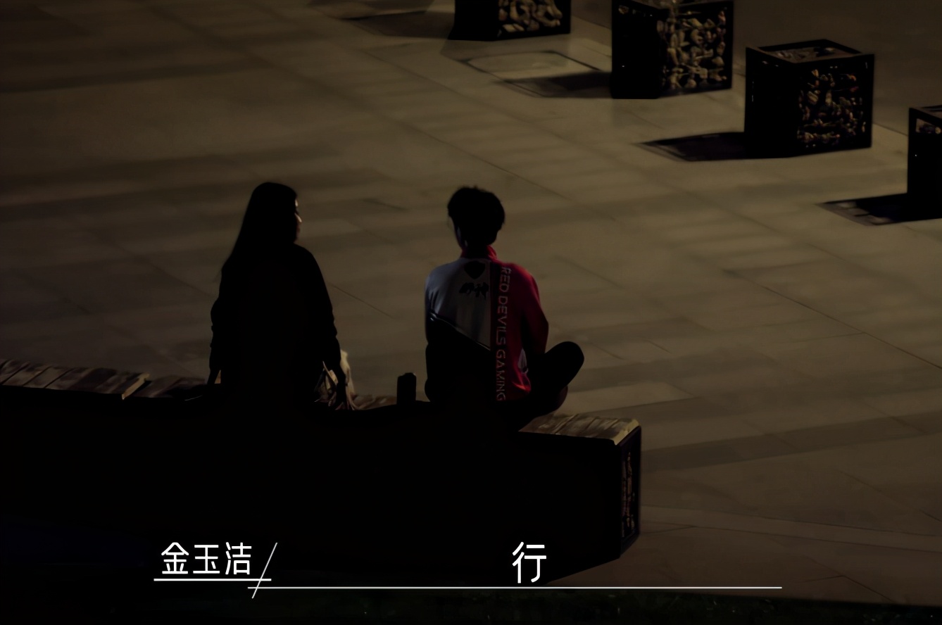 面对同一个单身暖男，两个高情商女人的不同选择