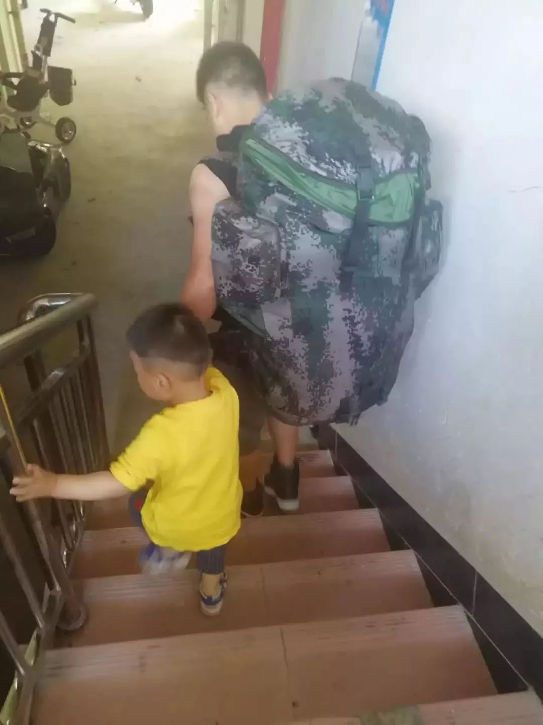 军爸给军娃惊喜视频,军爸送给军娃的六一礼物