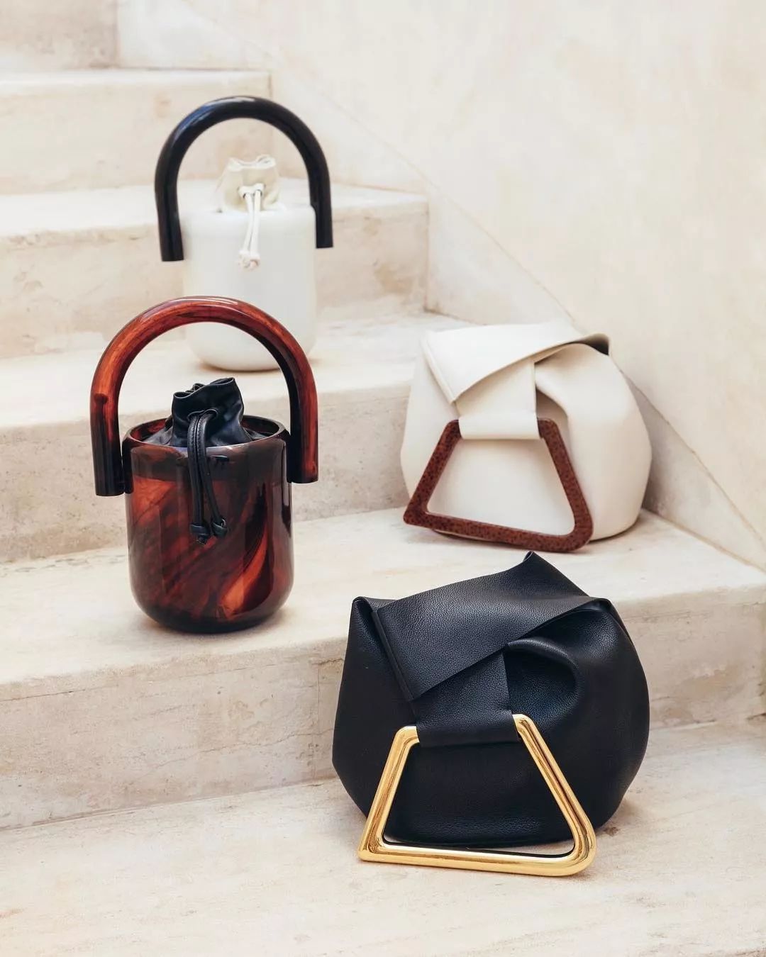 春天适合什么颜色包包,春天背什么颜色的包包