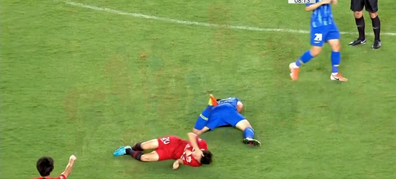 中超惊现德容式飞踹！苏宁恶汉踹碎上港球员球衣胸口3道血痕刺眼