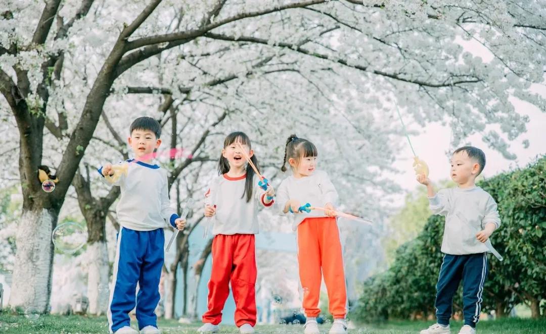 重温孩子的乐趣,孩童爬山的乐趣