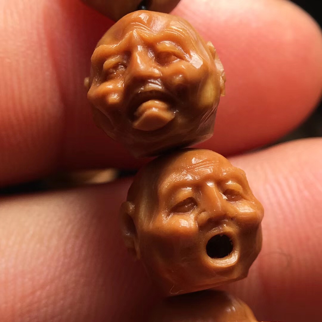 橄榄核雕手串上油盘还是干盘好看,玩文玩橄榄核雕要注意这三点