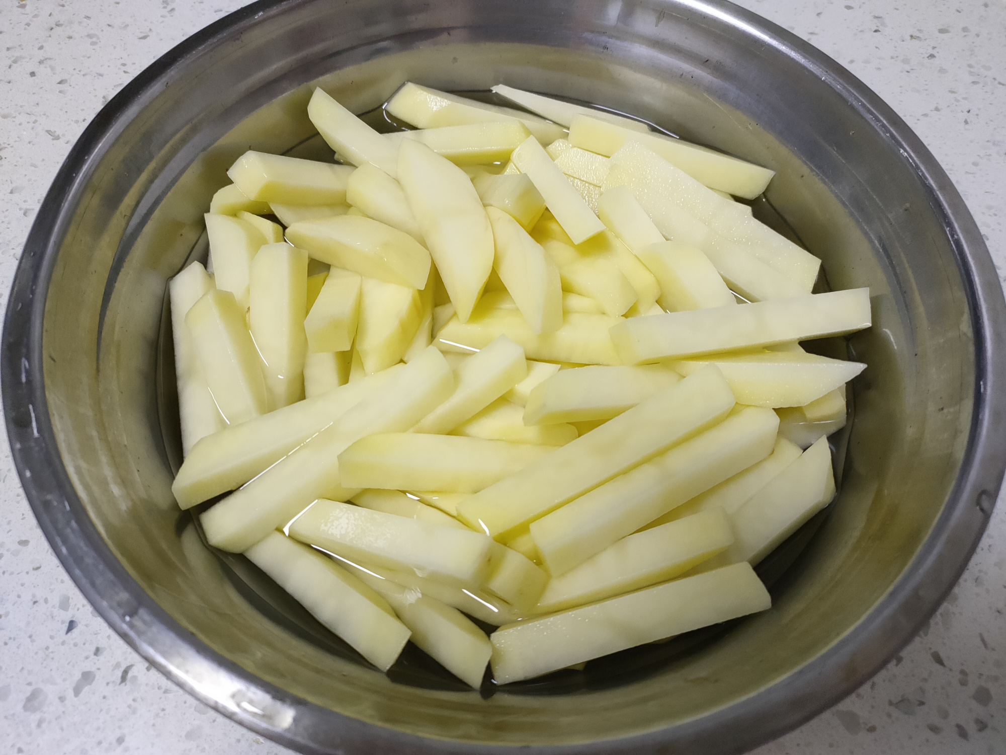 炸薯条是冷水下锅还是热水下锅,炸薯条焯水要不要过凉水