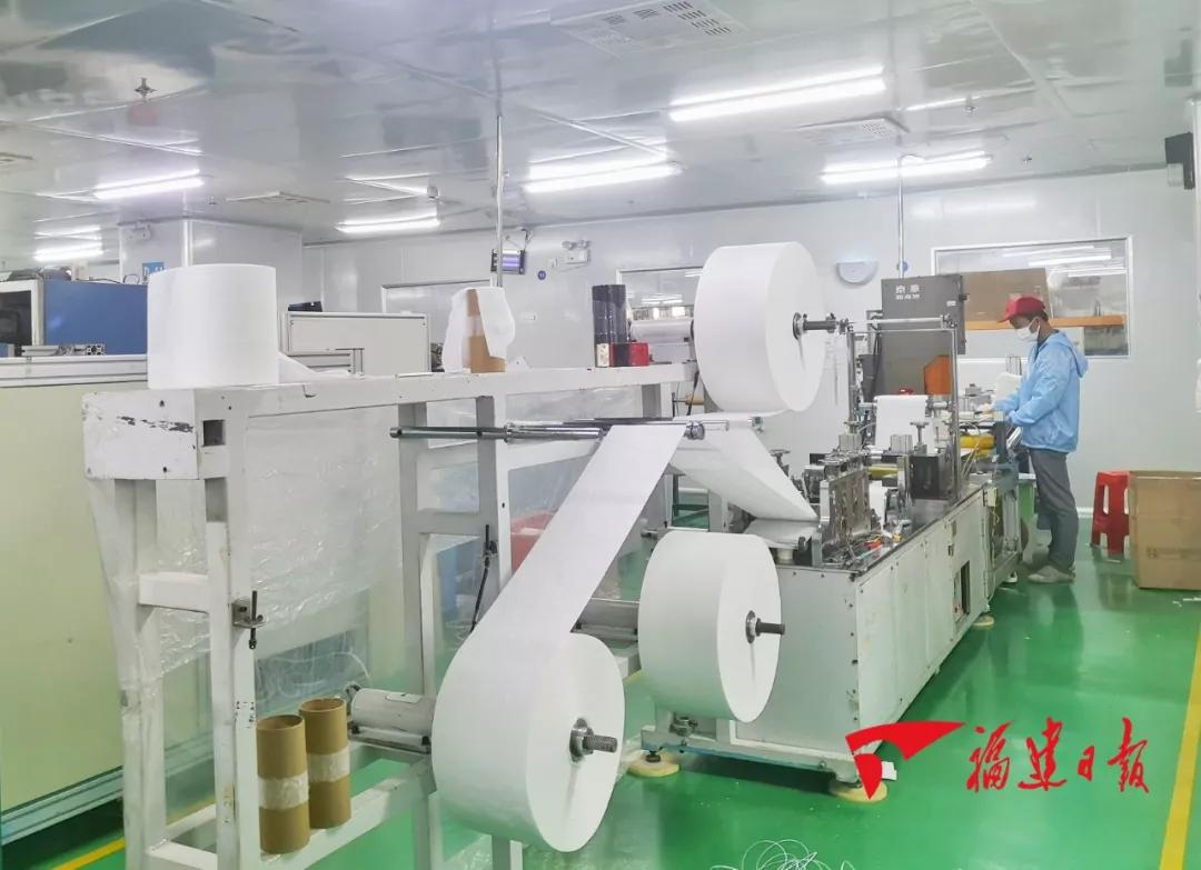 中国企业紧急转产口罩防护服,数千企业紧急转产生产口罩防护服