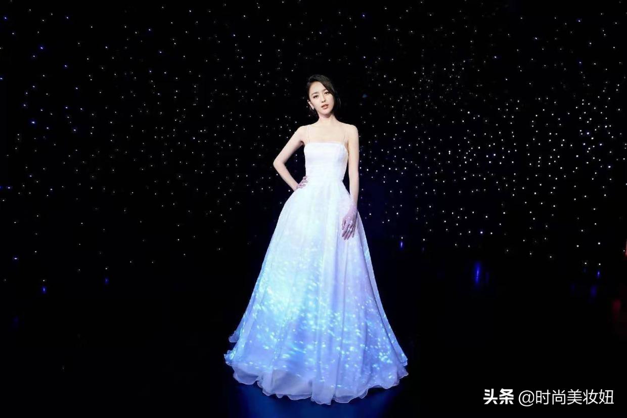 佟丽娅香槟礼服,佟丽娅香槟礼服近照