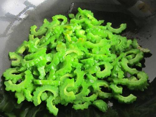 苦瓜怎样做才能减少苦味,苦瓜怎么做才会脆而不苦