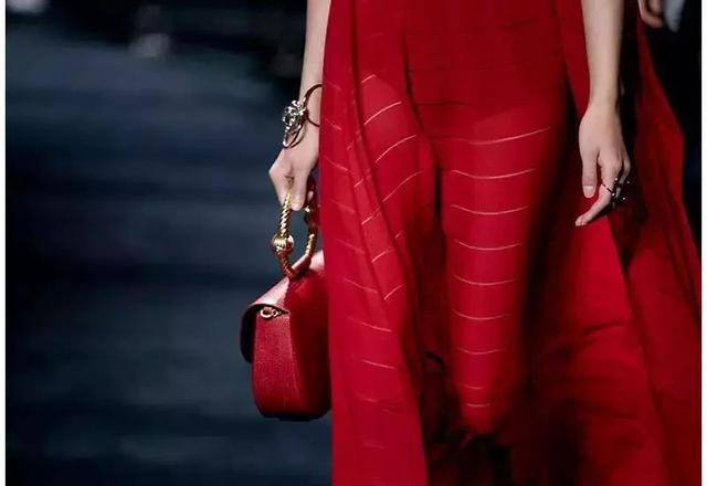 ep雅莹走秀2019,ep雅莹黑裙子