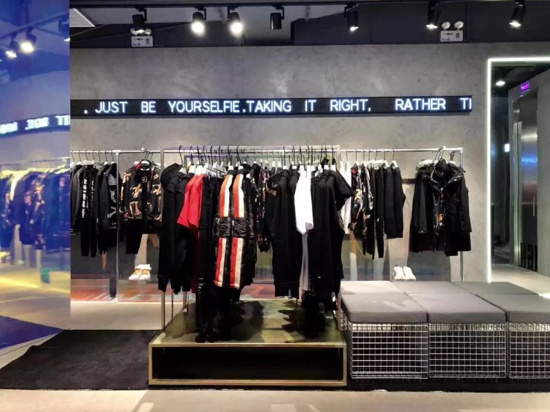 觉得太平鸟、GXG、卡宾不够潮？这个潮流男装可能正对你胃口！