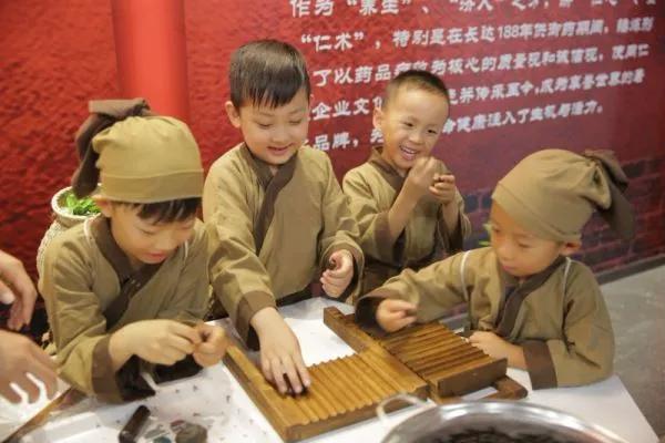 大地风景乡村振兴实验基地大吉祥村迎来本草小象馆加盟