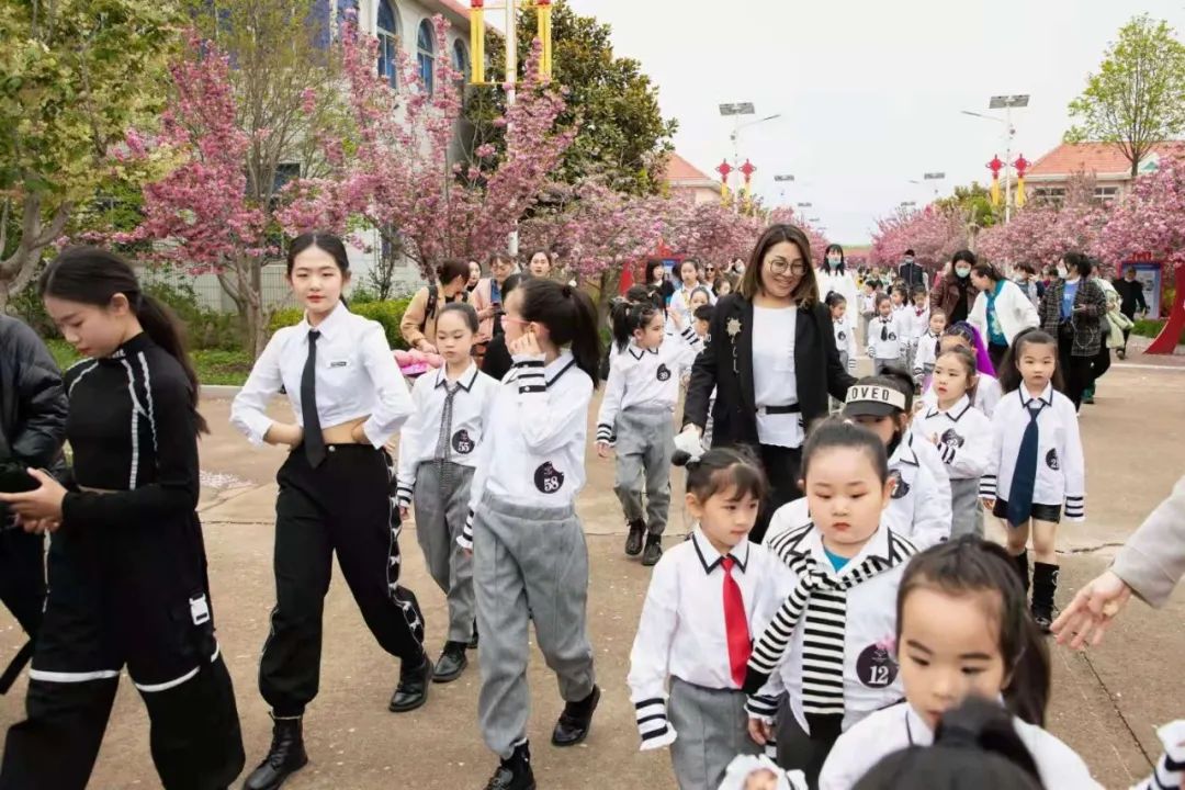 莱阳美韵莱西甜心的小超模们走进樱花小镇濯村大型社会实践活动