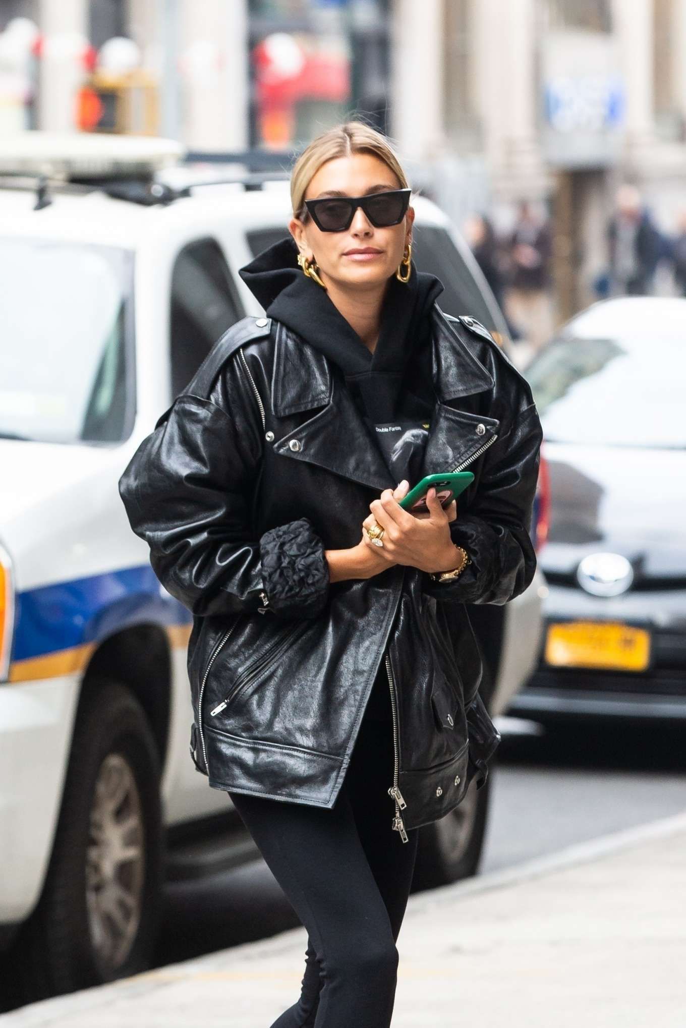 长款皮衣夹克搭配,粉色夹克皮衣怎么搭出高级感