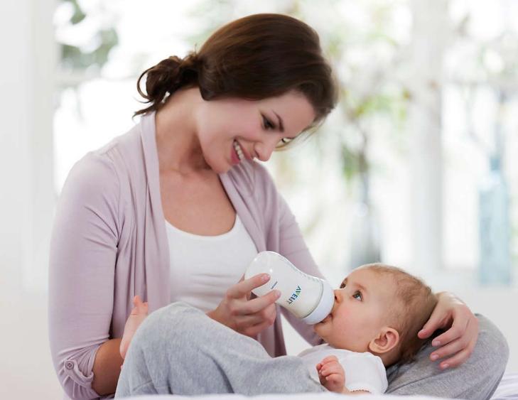 宝宝吃牛奶换母乳的正确方式,小孩多大可以用牛奶代替母乳