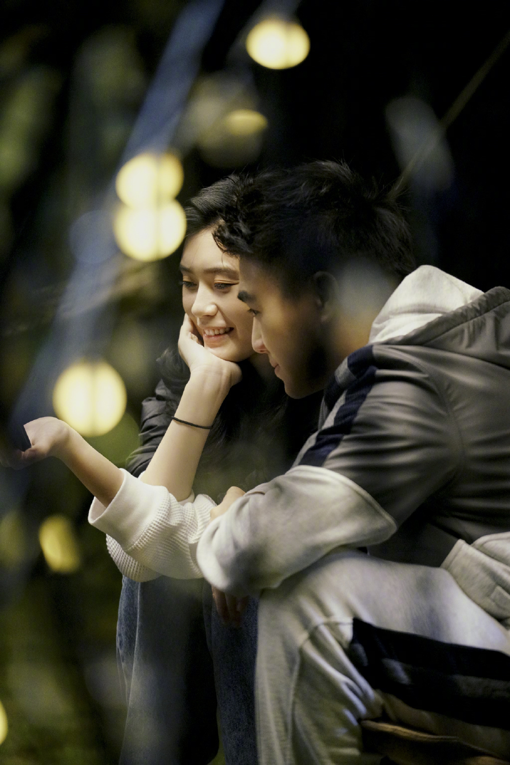 奚梦瑶何猷君大豪门家族合照,奚梦瑶晒与老公何猷君合照