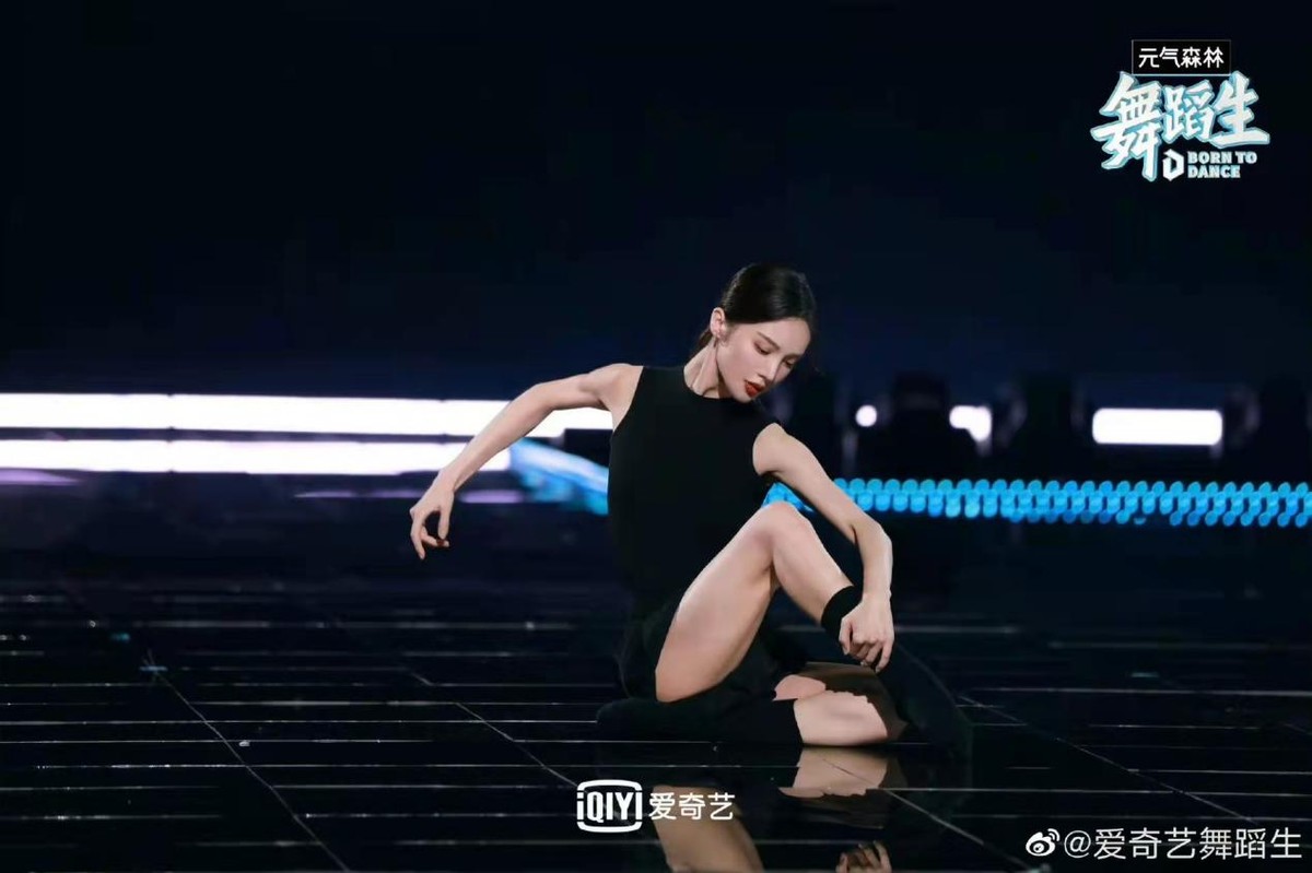 金晨舞蹈生路透,金晨露背公主裙配发型