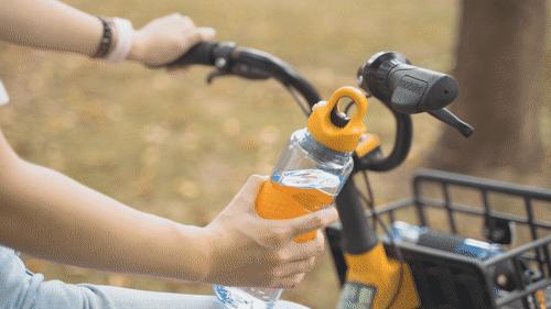 还在用双手费劲拧杯盖？我只要3根手指，1秒就开了！