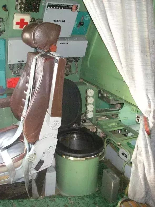 被人视为神物舔食的“天上蓝冰”，其实是飞机侧漏的排泄物