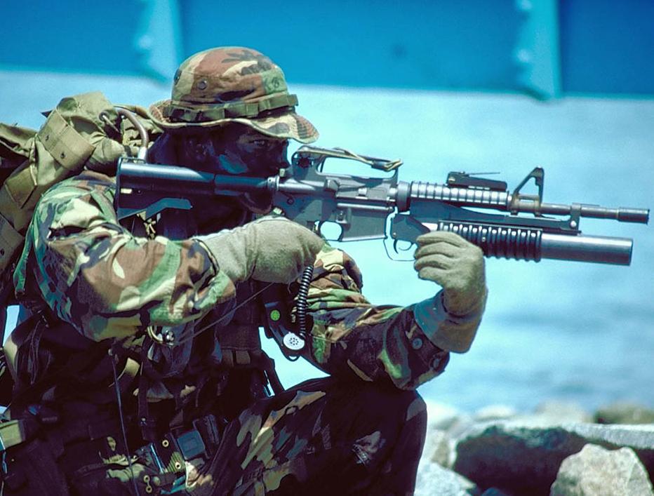 car15步枪是全自动的吗,美国产car15民用步枪