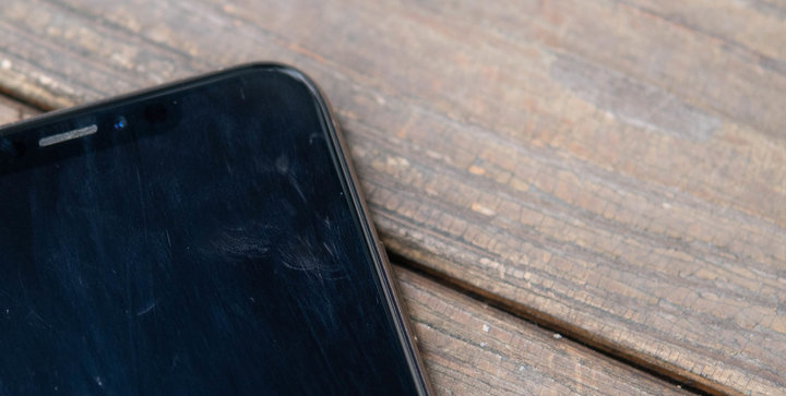 手机能被钥匙刮花么,钥匙能划伤手机屏幕吗