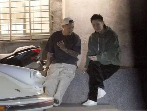 余文乐开古董豪车带妻子现身街头,余文乐晒与老婆合影