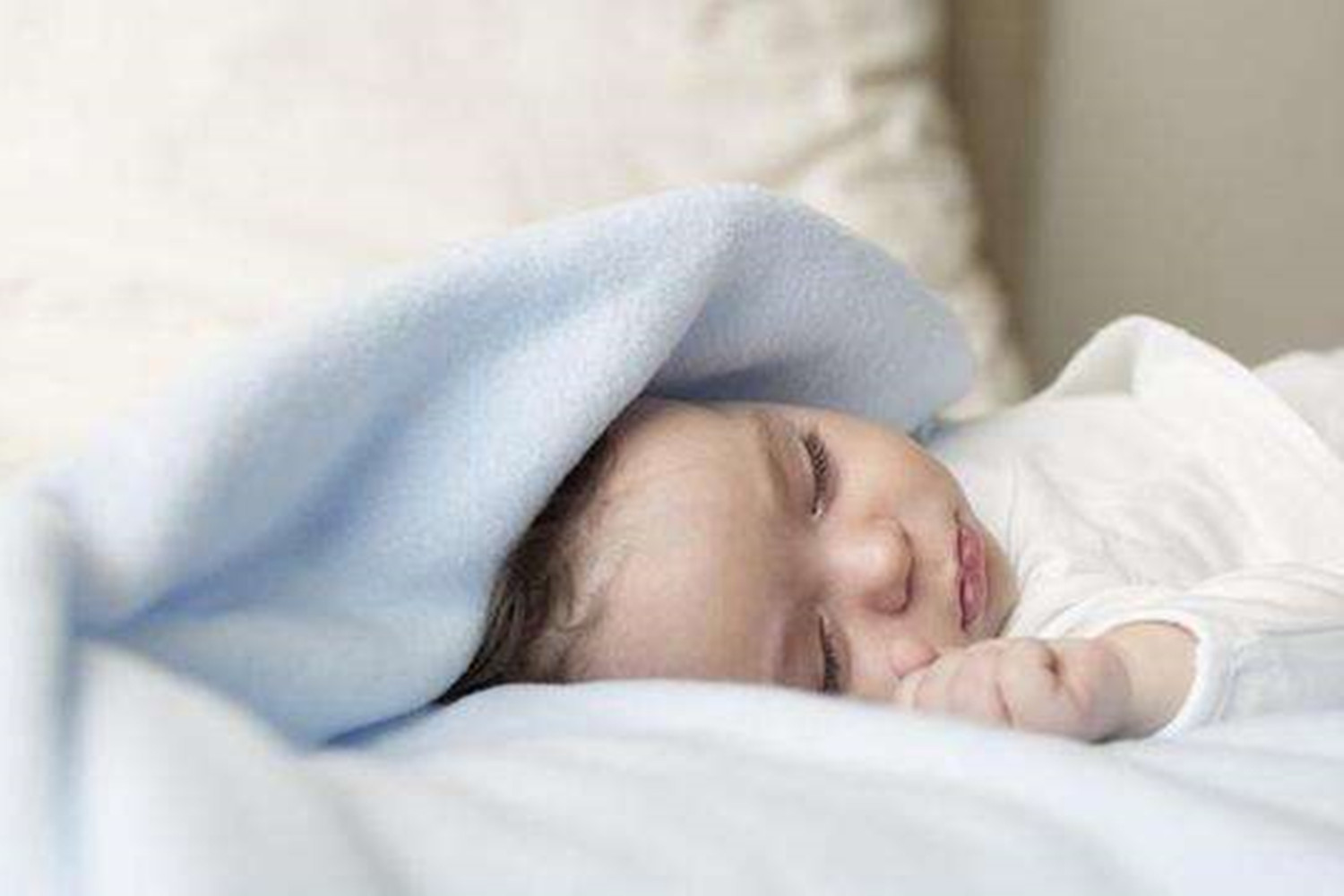 一个简单小动作让睡渣宝宝变睡神,宝宝夜醒频繁依赖母乳怎么办